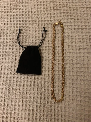 Guld platerad halsband  - Guld platerad halsband. Den har tjockleken 8mm. 60 cm lång. Hör av er om ni har några frågor!