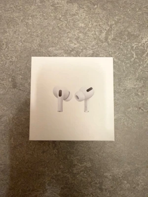 AirPods Pro - Tja, säljer dessa fullt fungerande AirPods Pro. Det finns inga defekter, de fungerar gallant. Man kan byta storleken på silikon ”propparna”, det finns 4 olika till som man kan byta till. Laddare finns, allt OG medföljer. Lägg gärna prisförslag då priset ej är hugget i sten.