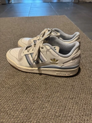 Adidas forum low - Jättesnygga Adidas sneakers, inte så använda och i väldigt fint skick. Storlek 39 och 1/3. Skosnörena är lite smutsiga men går ju alltid att byta ut. Orginalpris 999kr ❣️