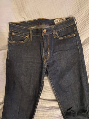 Mörkblå jeans - Säljer ett par mörkblå jeans, köpt begagnade för 150kr. skriv om ni undrar om något 💕