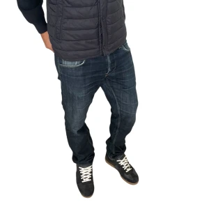 Lee jeans  - As feta jeans med fina detaljer på, priset kan såklart diskuteras! 