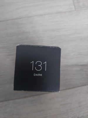 Dose of Colors Foundation 131 Dark - Dose of Colors Meet Your Hue Foundation i nyansen 131 Dark. Ger medium till full täckning och kommer i en stilren glasflaska med svart lock. Innehåller 30 ml och har en varm, djup brun ton som smälter in snyggt på huden.   Dose of colors Foundation nr 131,134,129    Säljes endast för 120 kr så passar på  Du spara 320kr  Snygg att blanda ut som contour med ❤️  