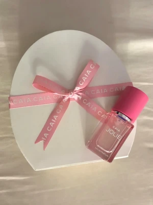CAIA limited edition parfym JOLIE - Hej! Jag säljer då min Jolie parfym ifrån Caia, den är limited edition då den är från deras easter kit och bara fanns under påsken😊 jag har endast sprayat 2 sprut annars är den helt oanvänd, jag säljer då denna för att den inte riktigt är min typ av parfym doft då den är väldigt blommig och fräsch, men denna parfym är nog perfekt för dig som gillar att dofta blommor och som älskar sommarens dofter🩷 skriv gärna om du har några frågor😊