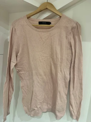 Ljusrosa stickad tröja Vero Moda - Säljer en ljusrosa stickad tröja från Vero Moda i storlek L. Tröjan har diskret prickigt mönster, rund halsringning och ribbade muddar vid ärmslut och nederkant. Perfekt för lager på lager under höst och vår.