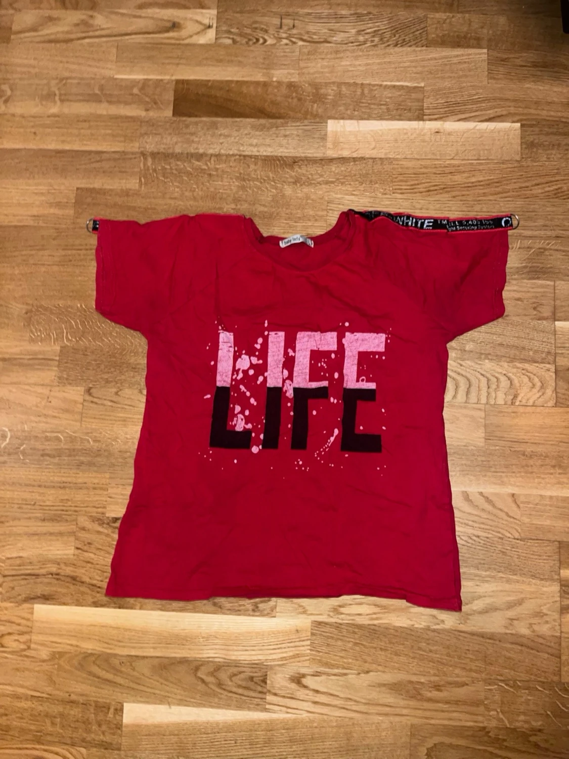 Röd t-shirt med LIFE-tryck Baby Lady
