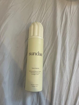 Sundae Very Vanilla duschskum - Säljer ett Sundae Very Vanilla whipped shower foam med doft av vanilj, kakaduplommon och finger lime. Flaskan är ljusgul med en swirl-formad kork som påminner om glass. Innehåller 265 ml. Perfekt för dig som älskar söta dofter i duschen. Oanvänd 