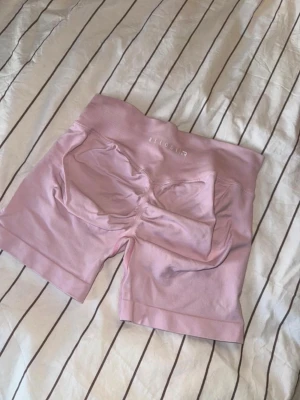 Ljusrosa aura shorts  - Säljer ett par ljusrosa seamless shorts från Relode (aura). Endast använda en gång, säljer då de tyvärr är för stora.❤️