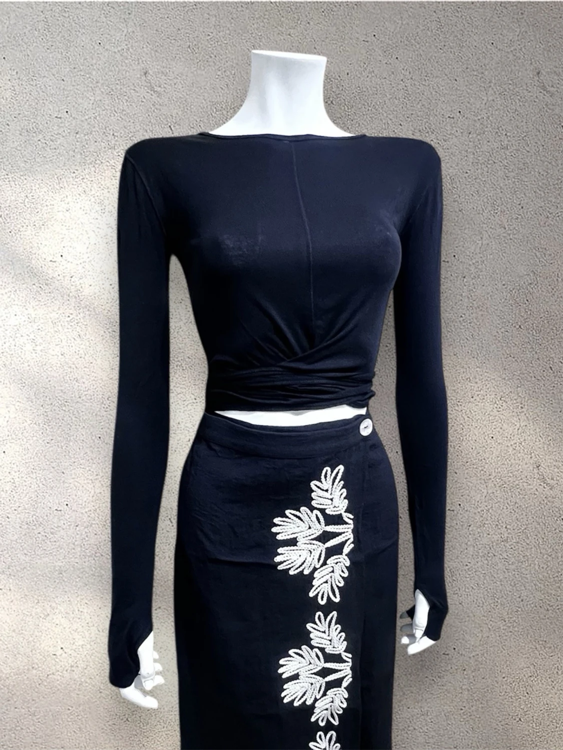 Svart långkjol med broderade detaljer - 1