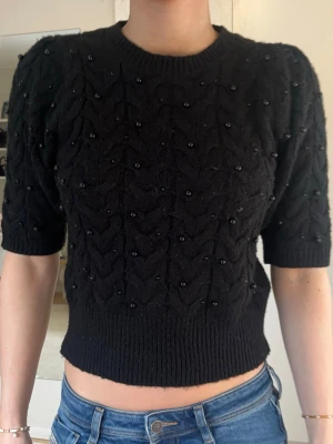 Svart croppad stickad tröja med pärlor - Superfin stickad tröja 💕inte använt så mycket 