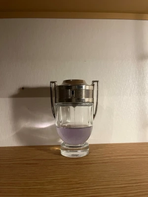 Invictus EDT - Invictus EDT, 5ml sample. Det är en fräsch och sportig herrdoft med citrus, marina noter och en varm bas av amber och trä. En lättburen och mycket populär parfym som passar perfekt för vardag, skola, gym samt vår och sommar. SentAndStyle ger dig priserna [3ml för 35kr, 5ml för 45kr och 10ml för 90kr!] FINNS MER I PROFILEN! Vänligen hör av er vid funderingar 😊