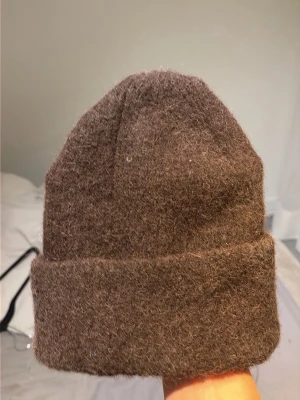 Samsoe samsoe mössa - En brun stickad mössa i nytt skick som är super skön och snygg 