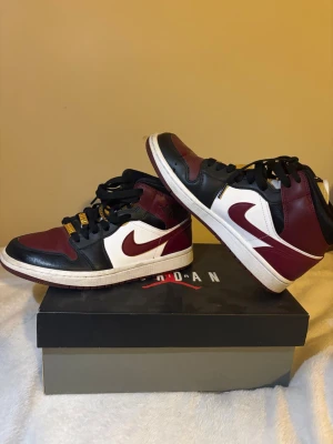 Nike Air Jordan 1 Mid Bordeaux - AIR JORDAN MID  - black/dark beetroot/white/hyper royal    