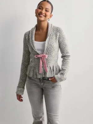 Stickad kofta från Nelly - Odd Molly tröja,  Koftan har lång ärm, volangkant nertill och är stickad i mjukt material. Perfekt att slänga på sig för en mysig och stilren look.