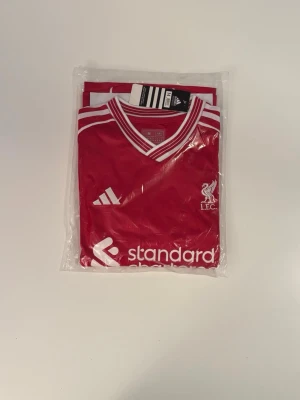 Liverpool longeslevee tröja 25/26 M - Liverpool 25/26 långärmad matchtröja — helt ny och aldrig använd. Ingen namn/nummer på ryggen. Snabb frakt — skickas inom 24 timmar efter köp.