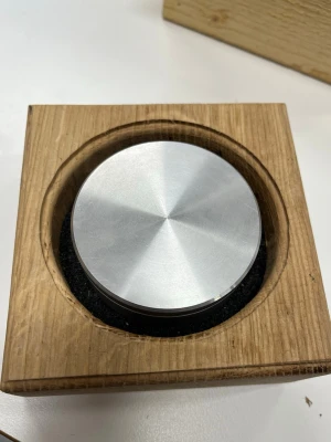 Portabel förvaring - Detta är våran produkt. Det är en dosa i aluminium, den är tillverkad för hand på industriprogrammet. Det är gjort utav återvinningsbart material vilket gör det enkelt att bli av med om du inte vill ha den, den är gjord utav spillmaterial. Detta är en limited edition produkt då detta är ett UF företag