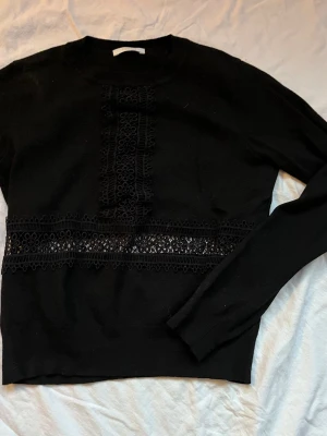 Chloe tröja  - Söt tröja med spettsdetaljer. Helt i ull. Skulle daga att den är lite liten i storleken så den psssar s också 🖤