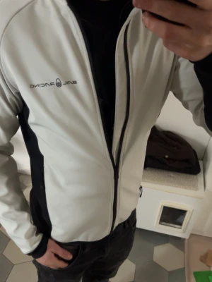 Sail racing - Säljer en riktigt fet vind/regn jacka från sail racing. Den är i riktigt bra skick!!!