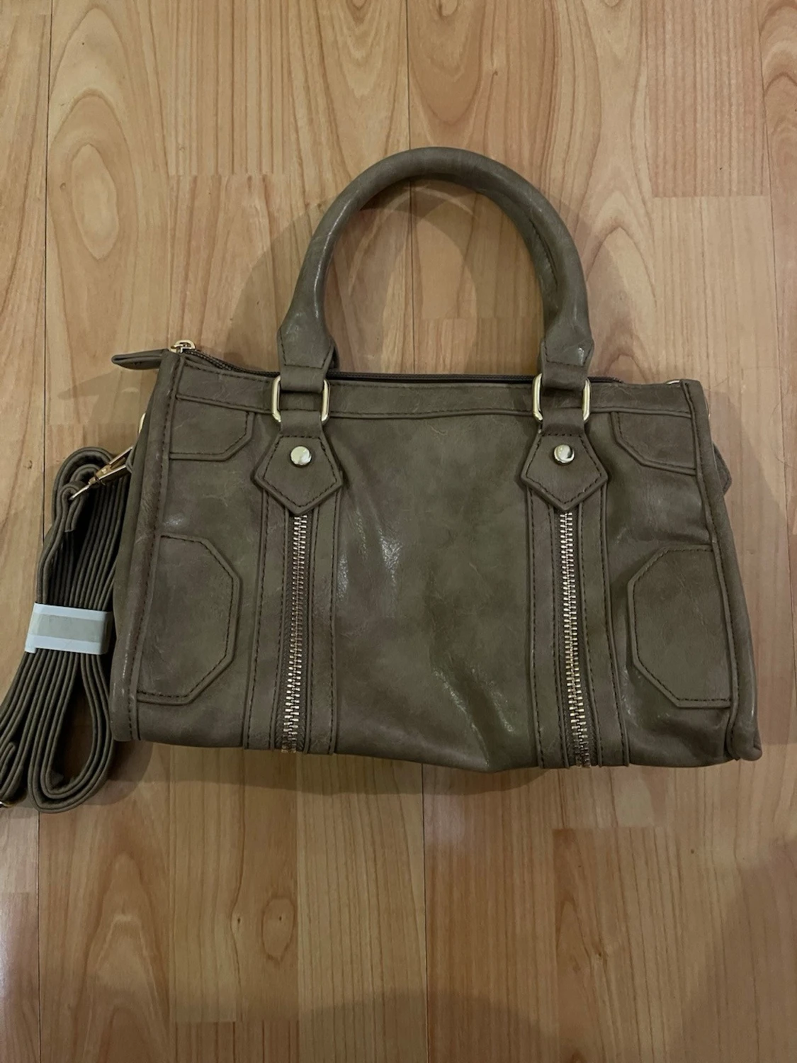 Brun/khaki handväska med gulddetaljer