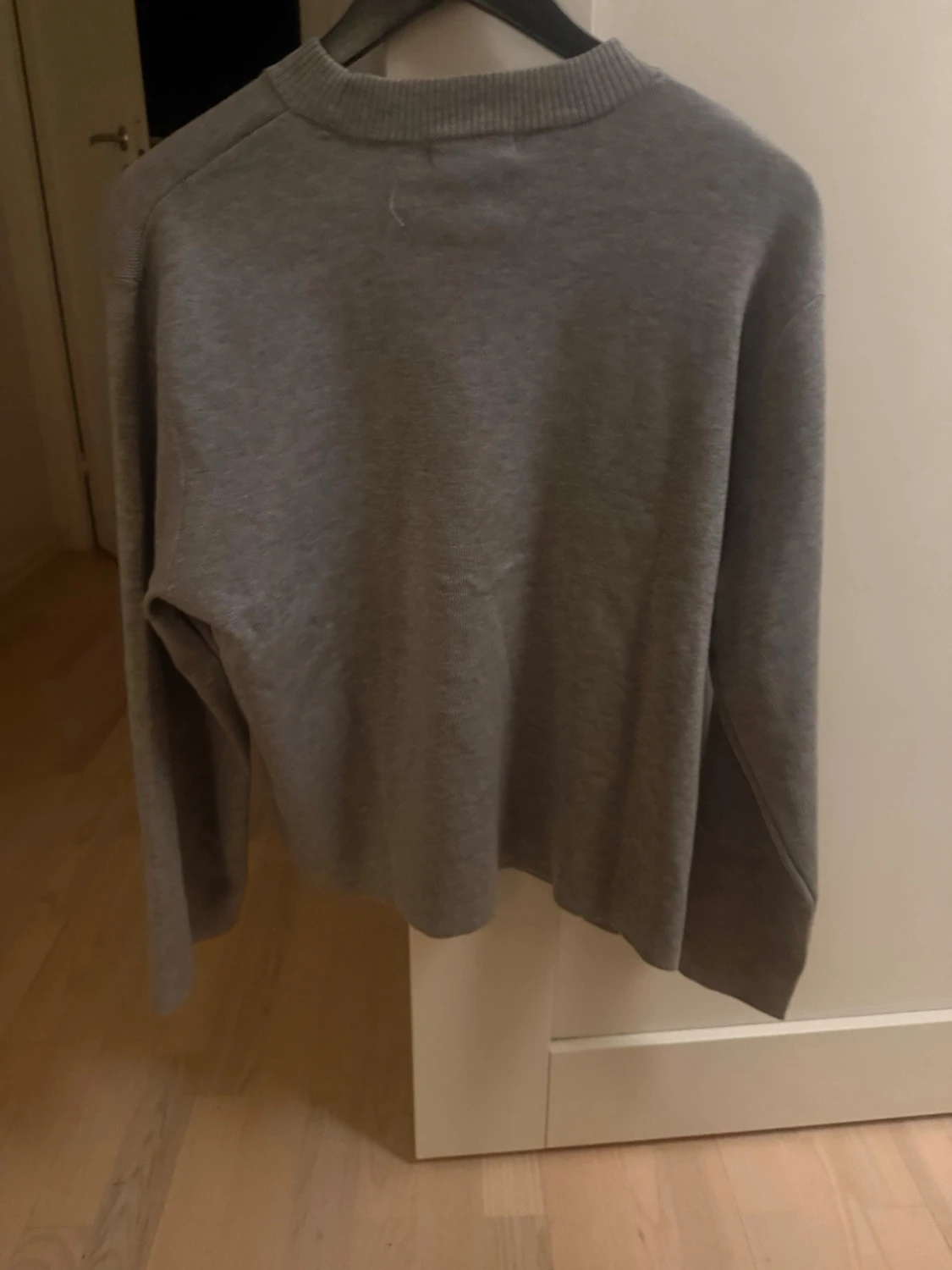 Grå basic tröja från H&M - 1