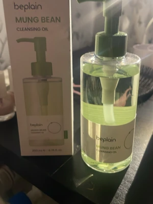 Beplain Mung Bean Cleansing Oil - Beplain Mung Bean Cleansing Oil är en rengöringsolja i en genomskinlig plastflaska med grön pump. Innehåller 200 ml och är framtagen med mungbönolja som tar bort smink, döda hudceller och överflödigt sebum samtidigt som huden återfuktas. Tillverkad i Korea.Använt väldigt fåtal gånger men säljer för att jag har en till