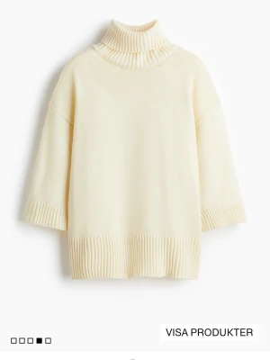 Beige polotröja med ribbade detaljer - Säljer en oversized beige polotröja med bred ribbad kant vid ärmslut, nederkant och hals. 