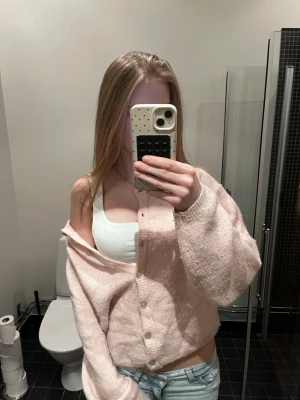 Ljusrosa stickad kofta med knappar från gina! - superskönt mysig kofta från gina i storlek s, väldigt fin och lätt att matcha med andra kläder, lite missfärgad och gör att de blir en lite gamelrosa färg vilket jag tycker om. hålen till knapparna har blivit lite stora så de är lätt för knapparna att åka ut!💕