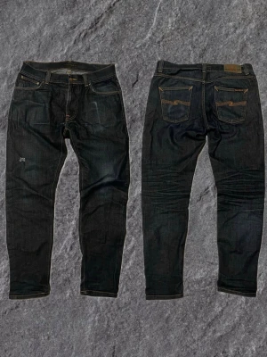Dry nudie jeans - Tja säljer de här nudie jeansen. Har sköna slitningar och clean tvätt!! Jeansen är dry (liknar slevedge)         Strlk: 30/32