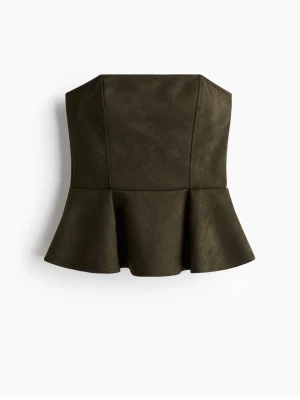 Olivgrön peplum topp från H&M - super söt olivgrön axelbandslös topp från H&M i peplum-modell. Toppen är i ett mjukt, mockaliknande syntetmaterial och har en figurnära passform upptill med utsvängd volang nertill. Perfekt att styla med både jeans och kjol.💚💚💚