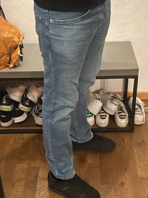  Diesel jeans - Säljer ett par klassiska blå jeans från Diesel med raka ben och normal passform. Jeansen är i bra skick och har snygg design i framfickan samt snyggt mönster på bakfickorna, storlek W29 L30. Pris kan alltid diskuteras.