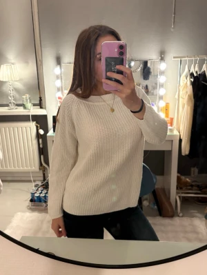 Vit stickad tröja från Claire - Säljer en enkel och stilren vit stickad tröja från märket Claire som har en rund halsringning. Tröjan är från Claire, vilket är ett kvalititetsmärke som håller bra. Tröjan har lång ärm och en rak passform som är lätt att matcha till allt. Fin till sommarkvällarna eller kylan nu.❣️