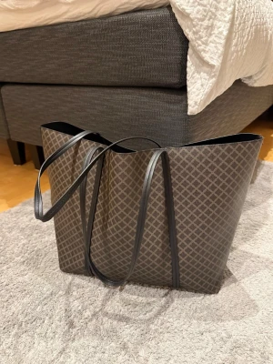 Shoppingväska - Snygg och rymlig shoppingväska. Perfekt för att få plats allt man behöver under dagen. Insidan är svart och öppen, med ett litet fack. Pris kan diskuteras vid snabb affär💕
