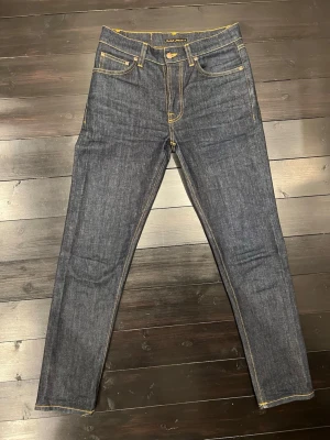 Nudie steddy Eddie ll - Säljer dessa true dry nudie jeans i storleken 29/32. Och är i jätte bra skick med inga defekter. Dom är Regular-fit jeans med tapered leg