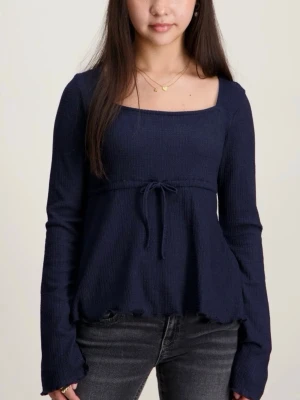 Blus från Ginatricot  - Supersöt mörkblå blus med fyrkantig ringning och långa ärmar. Nytt skick och i storlek 170, från Gina Young💖