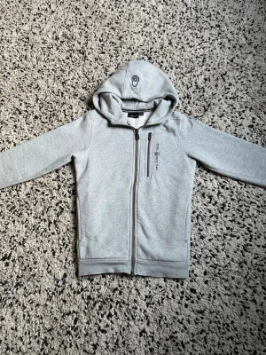 Sail racing tröja 150 cm - Jag säljer min tröja som inte är använd och nu är den för liten.