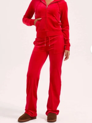 Juicy couture dress  - Röd juicy couture dress, använd 2 gånger. Blivit för liten för mig därför säljer jag den. Är i fint skick. Strl S, egna bilder kan skickas vid intresse. 