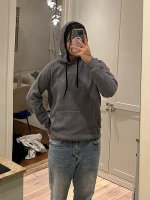 Grå hoodie - Grå hoodie från SOC i mycket bra skick.