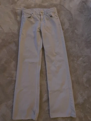 Vita Zara jeans  - Jättefina lågmidjade raka jeans från Zara!  Lite slitningar längst ner, färgen går säkert bort i tvätten men inget man ser när man har på sig dem då de är långa! Sitter långt på mig som är 170 💕 Nypris 400! 