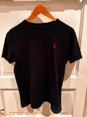 Mörkblå Polo Ralph Lauren T-shirt - Tja! Säljer denna snygga mörkblåa Polo Ralph Lauren tishan i storlek XS. Snygg och elegant för dig som gillar lite lyxigare T-shirts