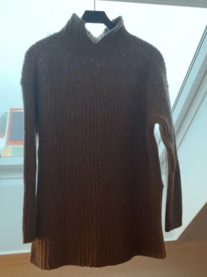 brun stickad tröja med hög hals - superfin och bra skick, skriv gärna för frågot