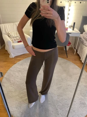 Bruna mjukisbyxor med snörning - Säljer dessa populära mjukisbyxorna från Nelly! Tyvärr satt inte storleken som jag ville och behöver därför sälja dem tyvärr… De är i super fint skick, det ända är att jag har klippt bort lappen då den kliade😆