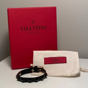 Valentino armband - Tja! Säljer ett ass schysst valentino armband i svart, passar riktigt bra till nästan alla outfits å såklart äkta. Box är ej orginal men den följer med om man vill ändå. Inga skador på amrbandet! Var inte rädda att höra av er och priset är