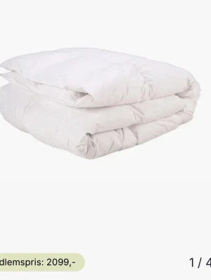 Dubbeltäcke - Täcket är så gott som oanvänt. Jag och sambon har test-sovit i det och konstaterat att det tyvärr är för varmt för oss. Gick inte att skicka tbx pga använt. Beskrivning av täcket från Hemtex: Frida duntäcke är ett medelvarmt kingsize täcke i anddun med överdrag i bomull. Täcket är kvadratsytt för att säkerställa jämn fördelning av fyllningen. Ett medelvarmt duntäcke passar dig som vill ha ett täcke som passar året runt. Storlek: 230 x 220 cm 