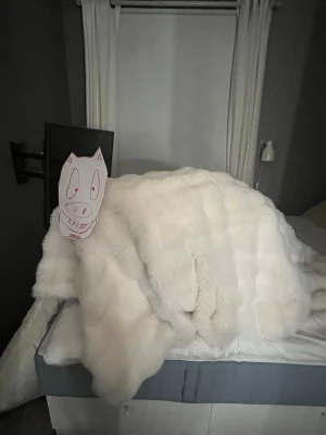 Vit häst/brödrost - Säljer min stolta hingst. Hingsten är i bra skick och har tidigare haft ryttaren Harry Wilhelmsson men han skänkte hen till mig. Hen identifieras som en brödrost och det är viktigt att man tillkallar den med hen. 