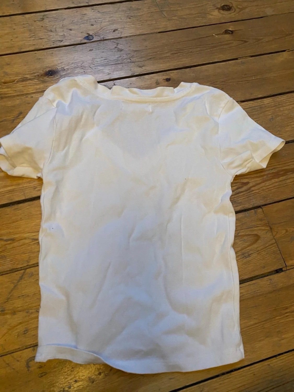 Vit v-ringad t-shirt  - 1