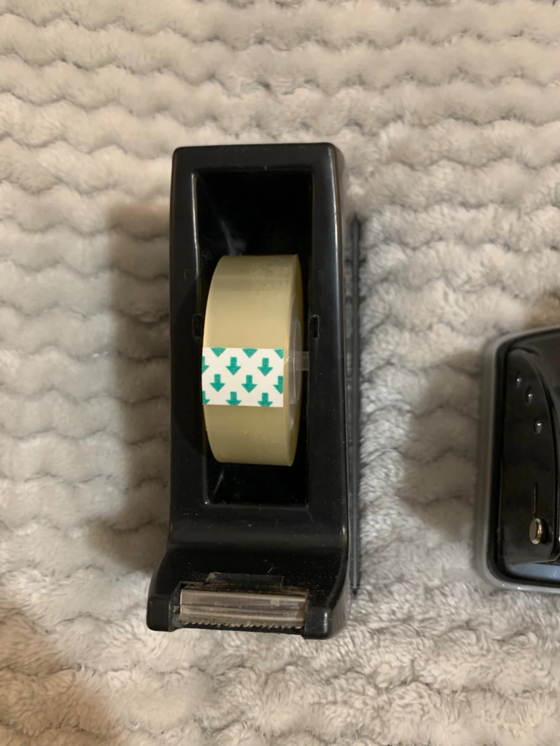 Hålslag, tejprulle, häftapparat och häftborttagare - 1