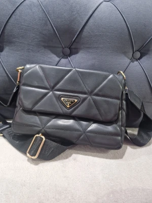 Svart quiltad axelväska  - Axelväska svart 