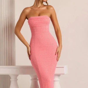  långklänning Oh Polly korall - Supersnygg rosa långklänning från Oh Polly med figurnära passform och axelbandslös design. Färgen är unik och säljs inte längre. UK 6. Storlek xs/s