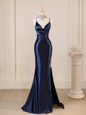 Balklänning  - Säljer min balklänning i marinblå som är glansig och har en glittrig detalj vid sidan om och med slits, Orginal pris 600.