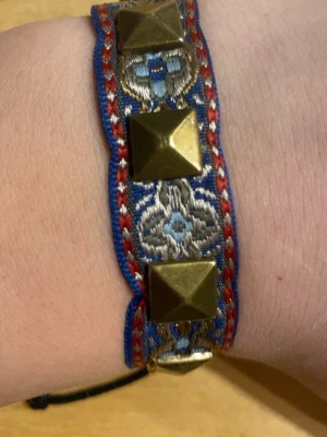 Unikt Armband - INTE VALENTINO! Ett riktigt fett armband som liknar ett populärt Valentino armband! Dessa armband är limiterade och väldigt unika och är för dig som vill sticka ut och få många komplimanger! Passar alla då armbandenr flätade och det går smidigt att ställa in sin storlek. Har fler armband på min profil så in o checka😁🙌🏼