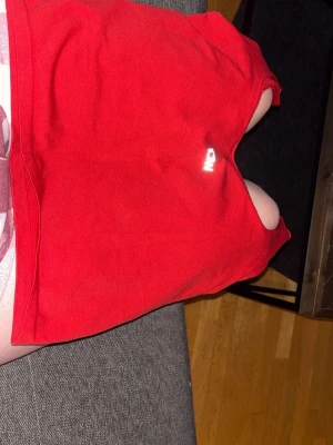 Röd linnetopp från ICANIWILL XL - Snygg röd linnetopp från ICANIWILL i storlek XL. Toppen har klassisk ärmlös design med breda axelband och rundad halsringning. Materialet är mjukt och stretchigt, perfekt för träning eller chill dagar. Enkel och stilren utan mönster eller extra detaljer.